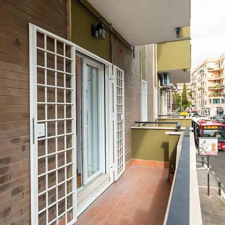 White Room Con Bagno Privato E Balcone